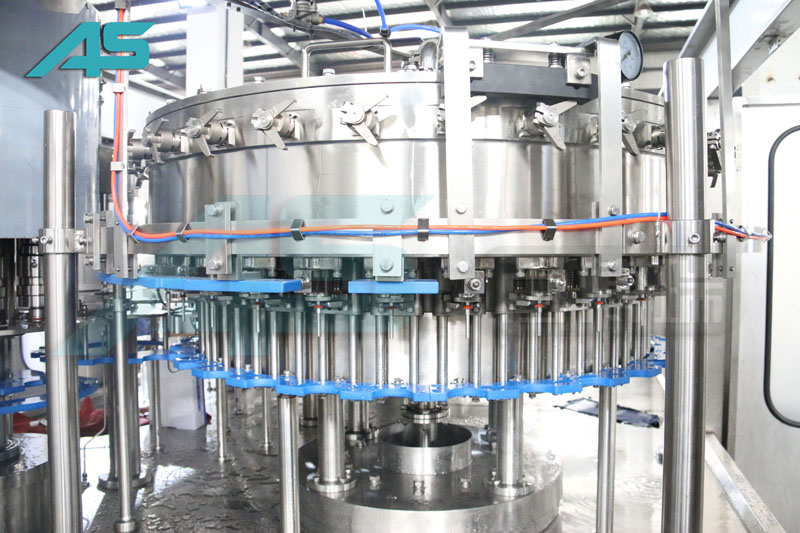 含氣飲料灌裝機采用世界先進的控制技術生產效率高