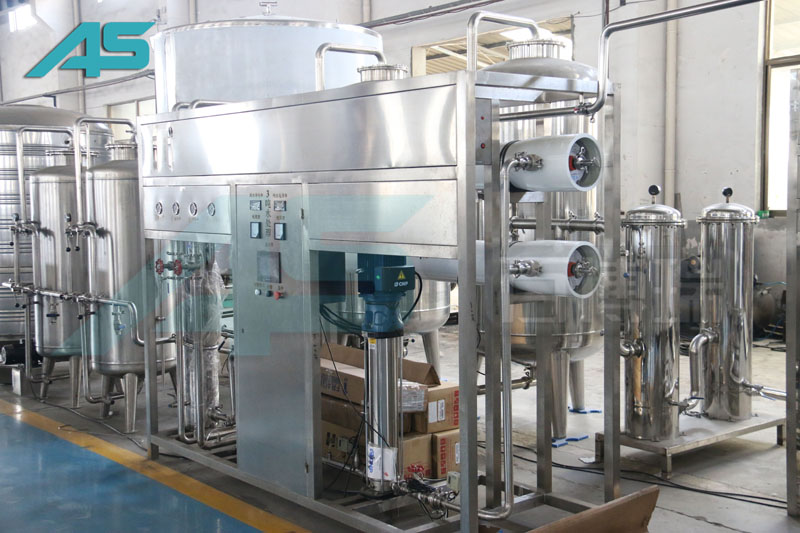 PET瓶灌裝機的出現改變了企業的生產加工過程